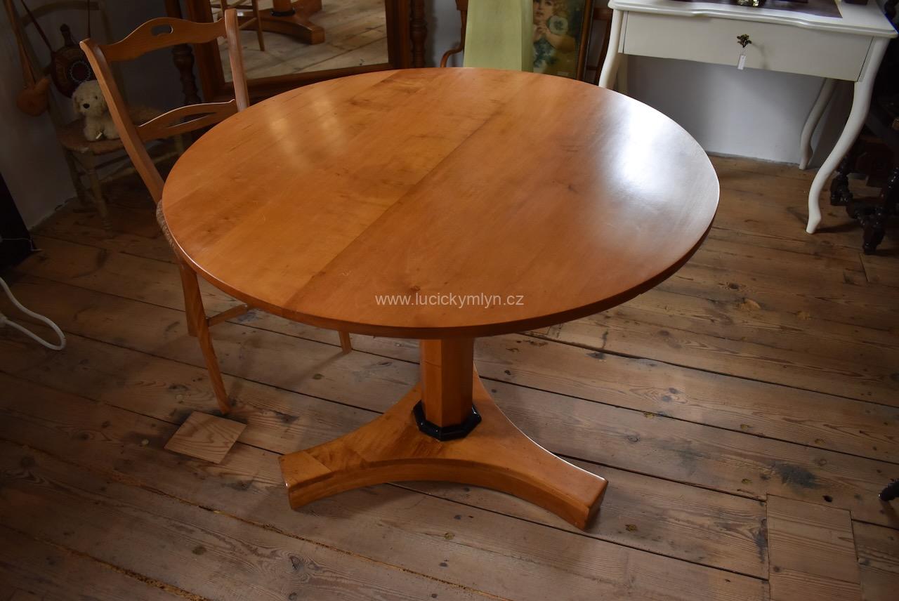 Kulatý stůl biedermeier z období okolo roku 1830 Kulatý stůl biedermeier z období okolo roku 1830