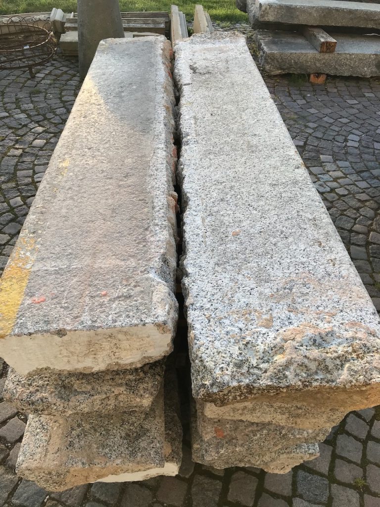 Delší kamenné schody z masivní žuly, 222 cm