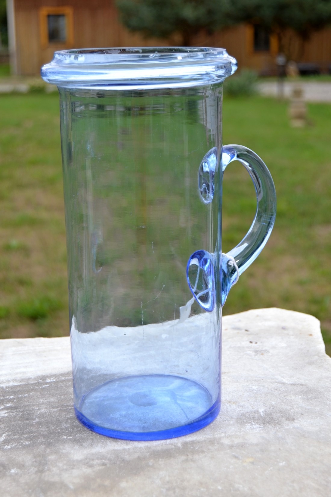 Válcový džbán z modrého skla
