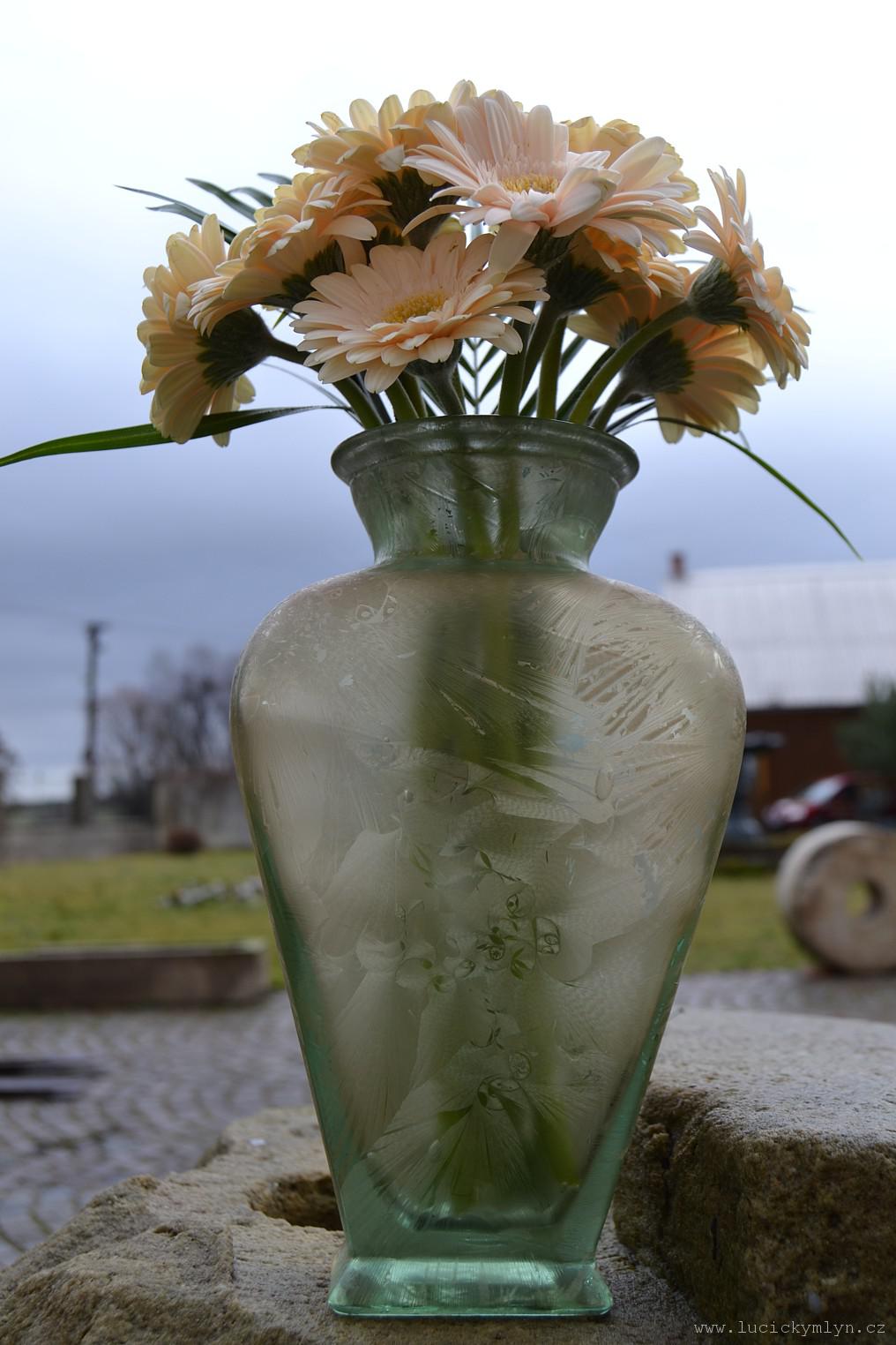 Vkusná litá váza