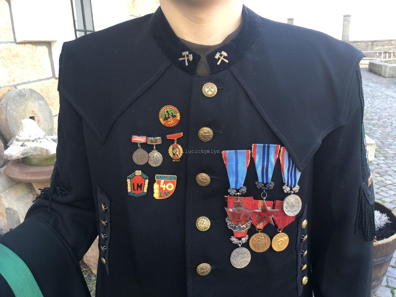 Slavnostní hornická (havířská) uniforma s řády a vyznamenáními
