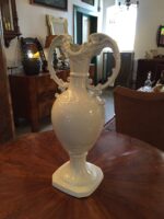 Větší bílá váza z porcelánu
