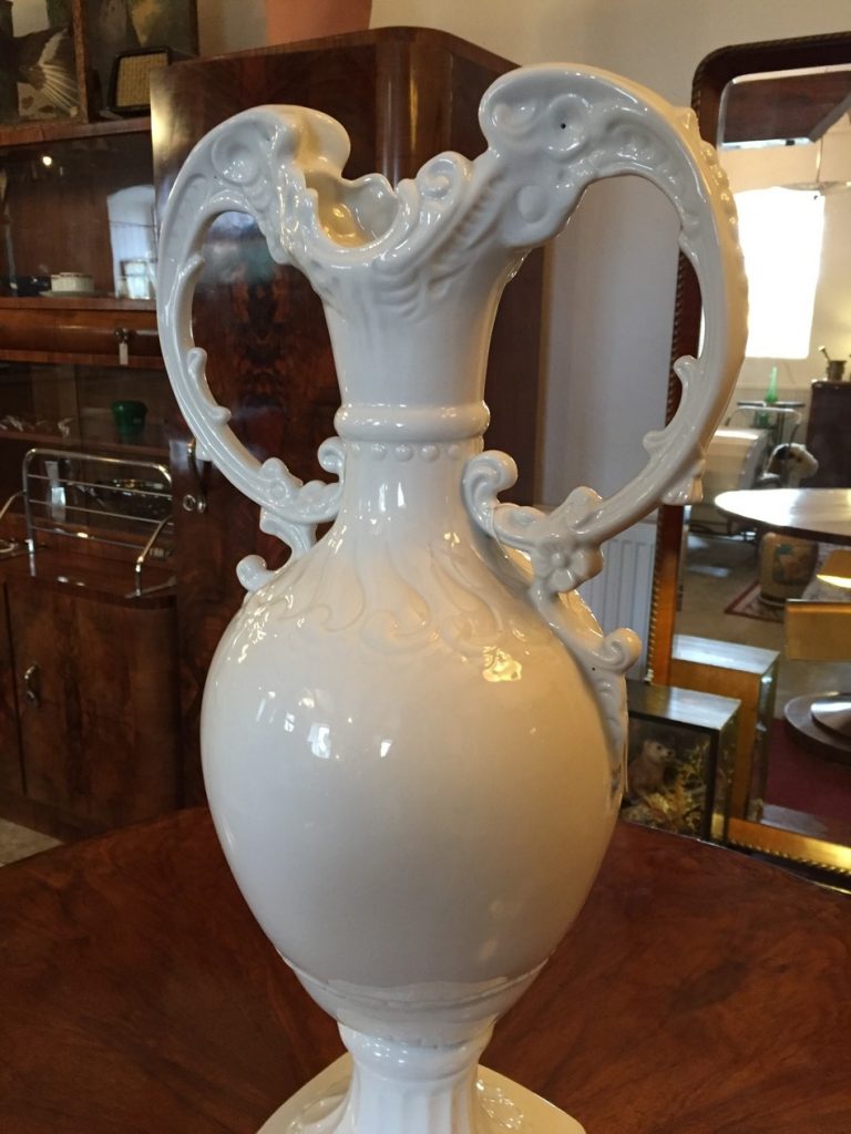 Větší bílá váza z porcelánu