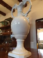 Větší bílá váza z porcelánu