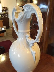 Větší bílá váza z porcelánu