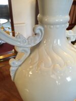 Větší bílá váza z porcelánu