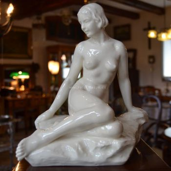 Porcelánová soška nahé ženy