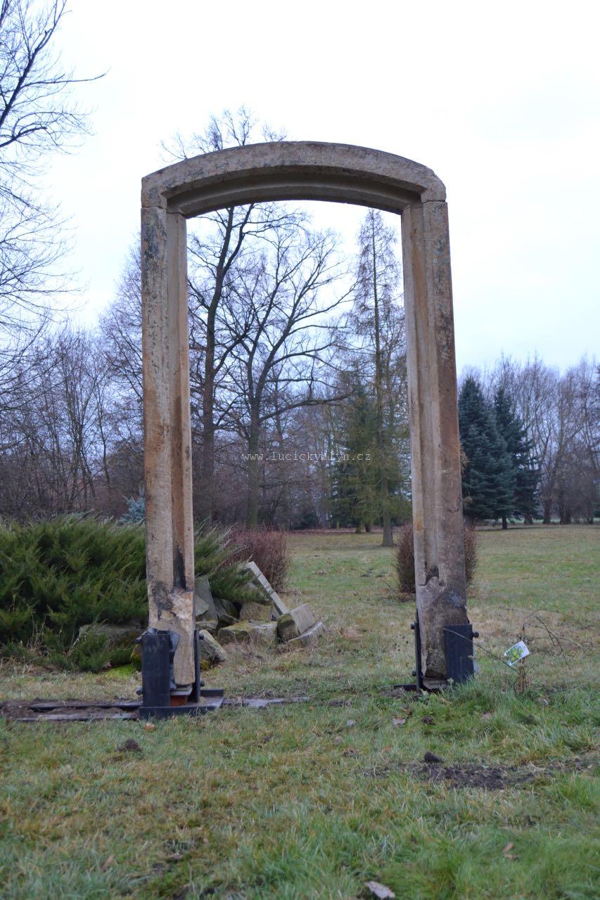 Monumentální kamenný portál