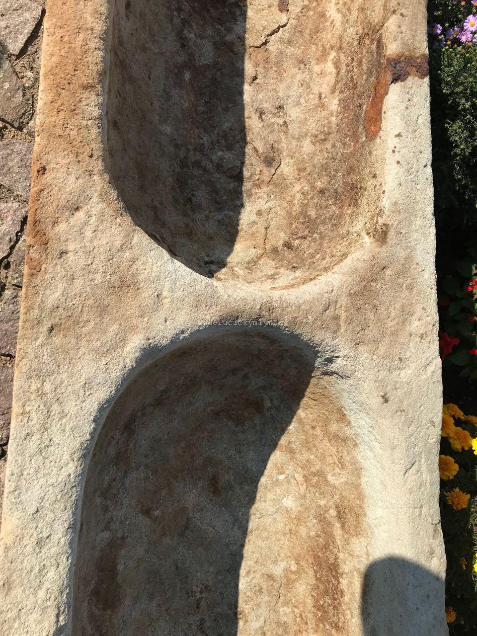 Staré dvoudílné kamenné koryto 4,2m