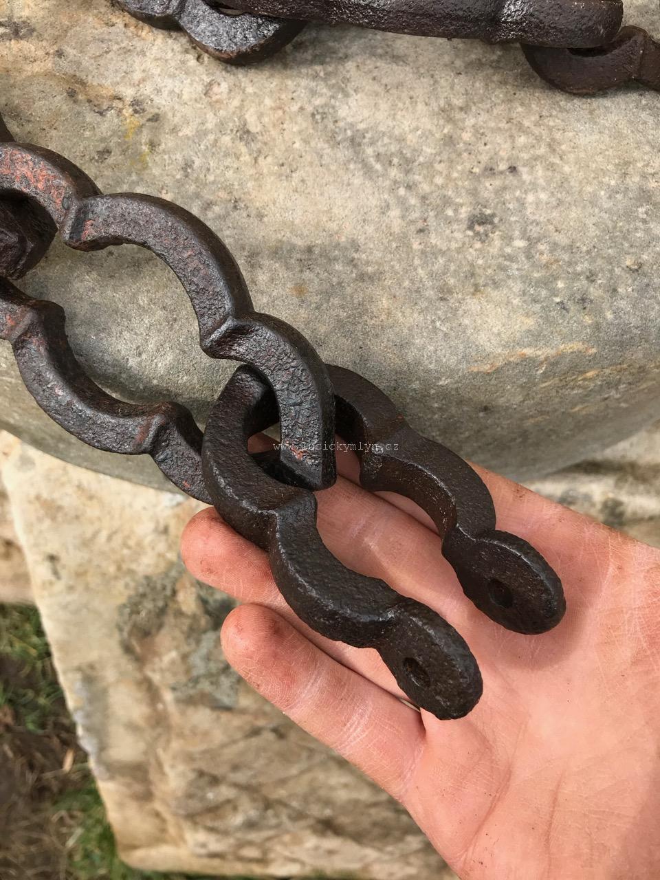 Silné ozdobné řetězy z litého železa 14,7m