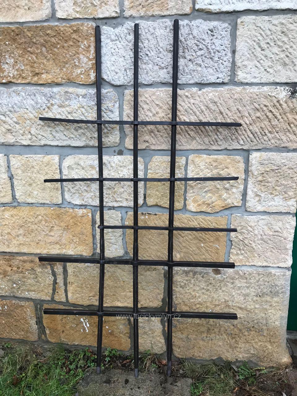 Kovaná okenní mříž 186x103cm 1 Kuta krata okienna 186 x 103 cm