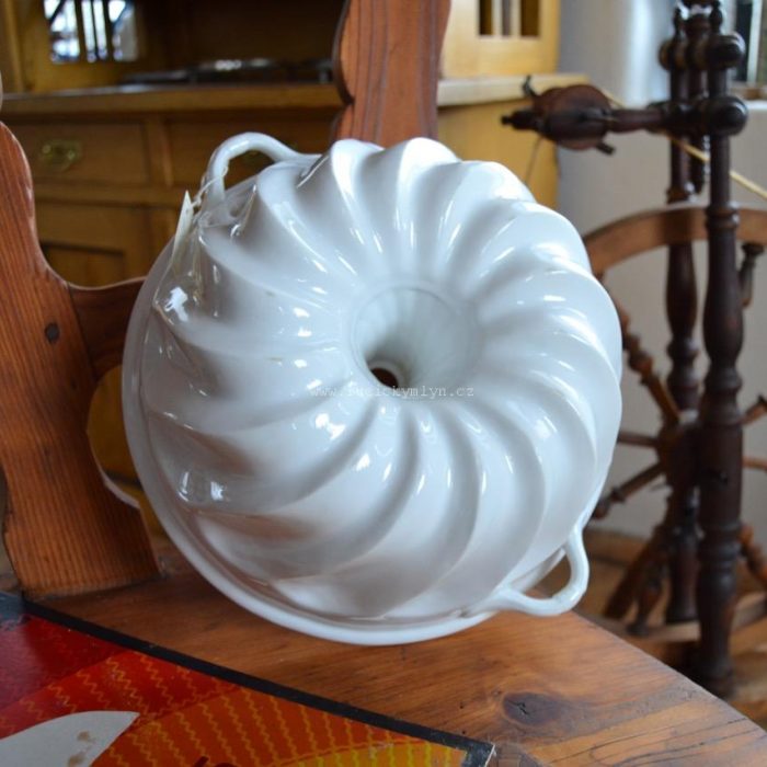 Pečící forma z bílého porcelánu - bábovka