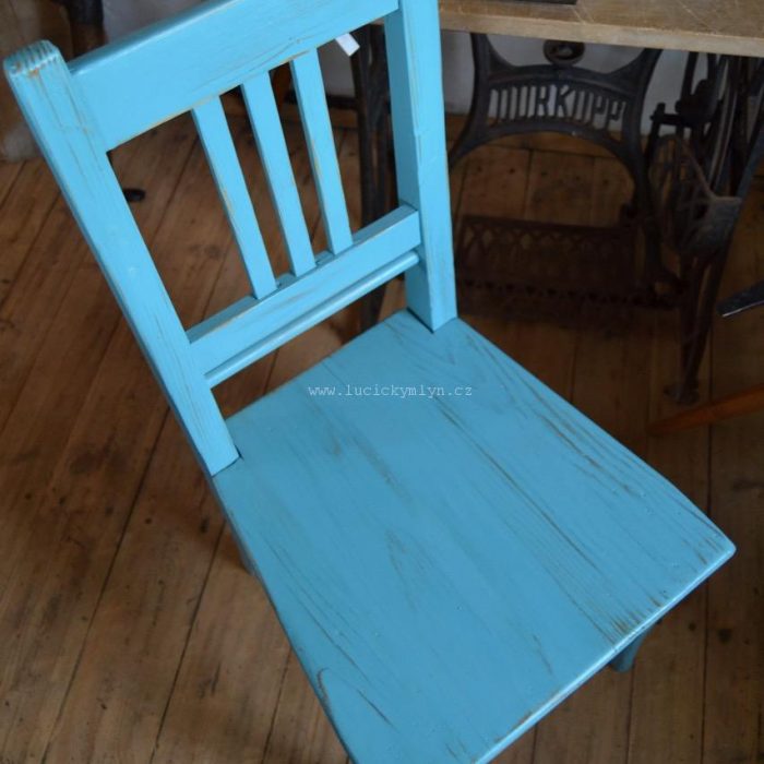 Klasická secesní židle z měkkého dřeva