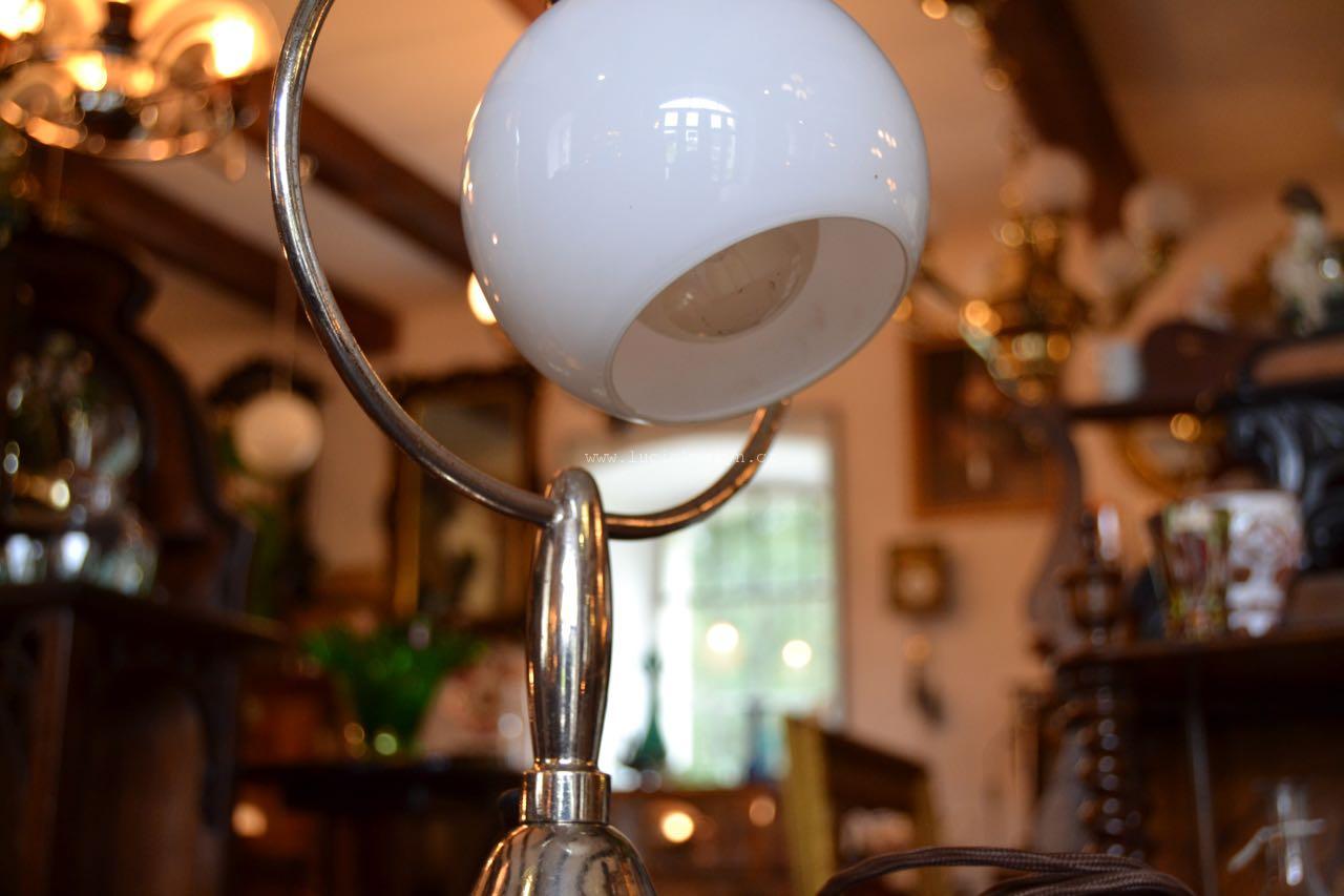 Mosazná sloupková elegantní lampička s koulí