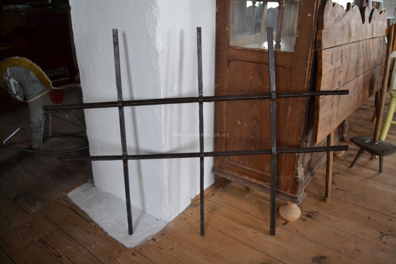 Barokní probíjená mříž z 18. stol. (125x90cm)