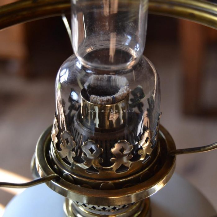 Zdobná měšťanská petrolejová lampa s krásným malovaným stínidlem