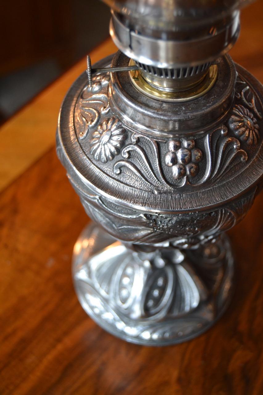 Neobarokní bohatě plasticky dekorovaná petrolejová lampa