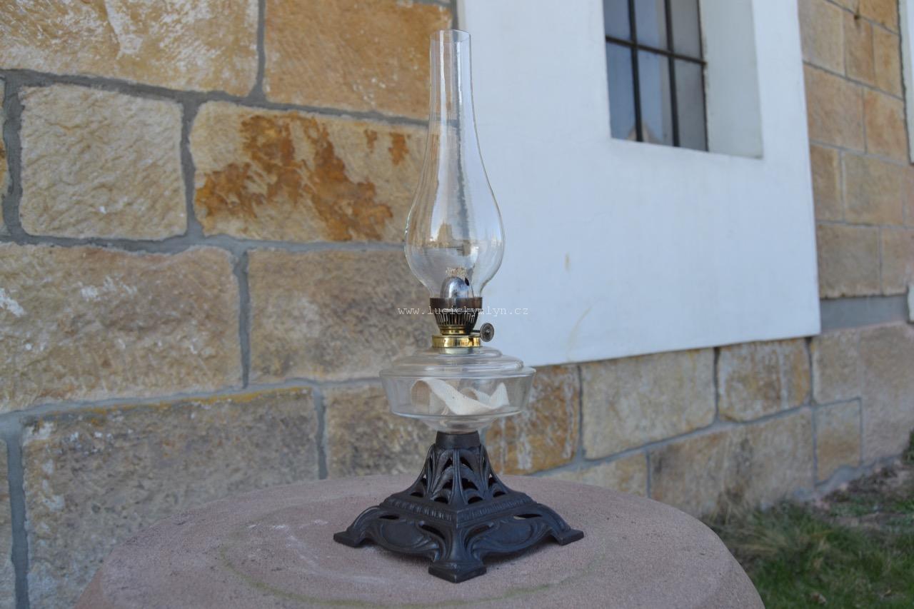 Secesní lampa s krásně prokrajovanou čtvercovou podstavou