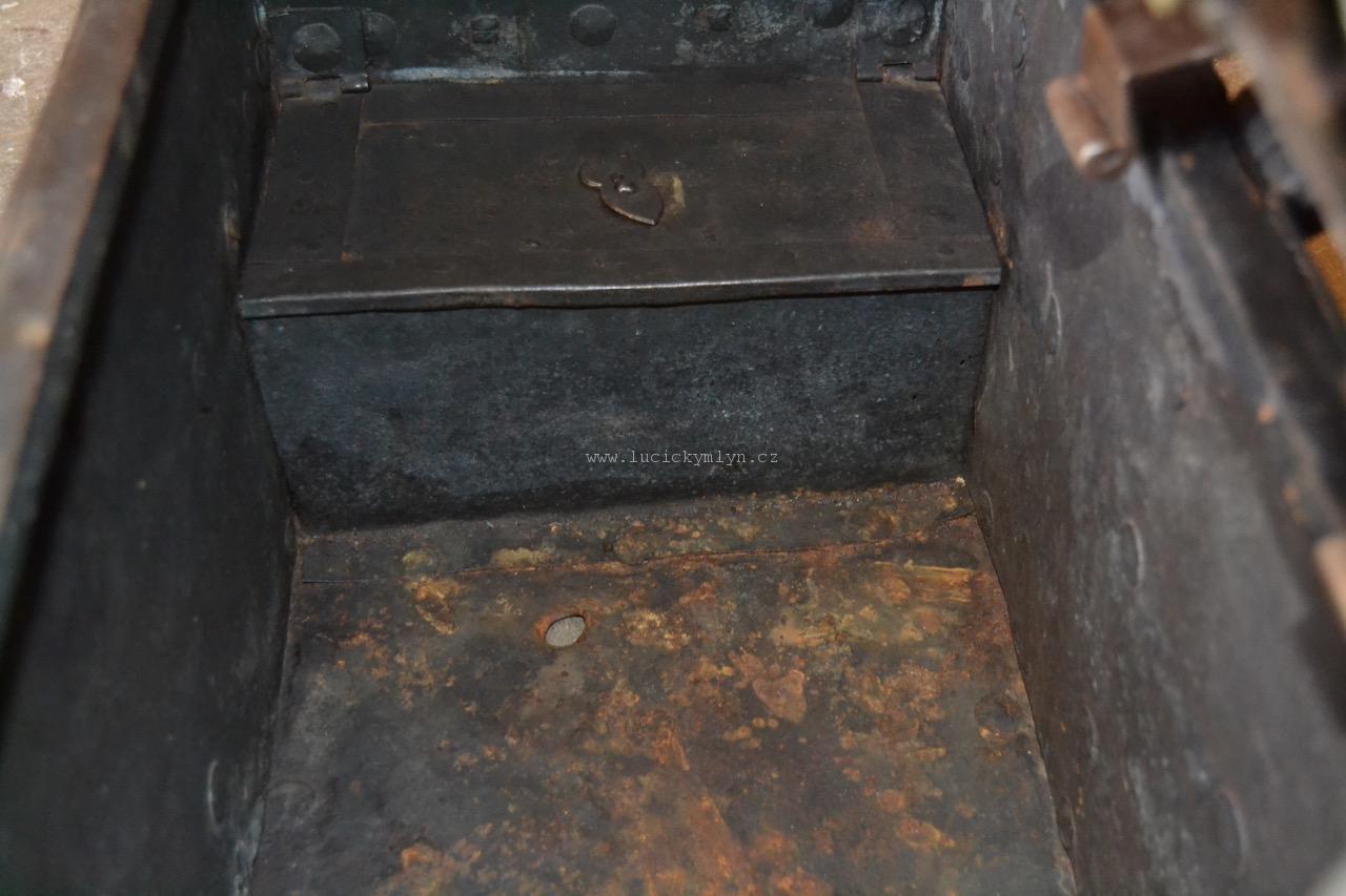 Okovaná přenosná pokladnice ze 17. stol.
