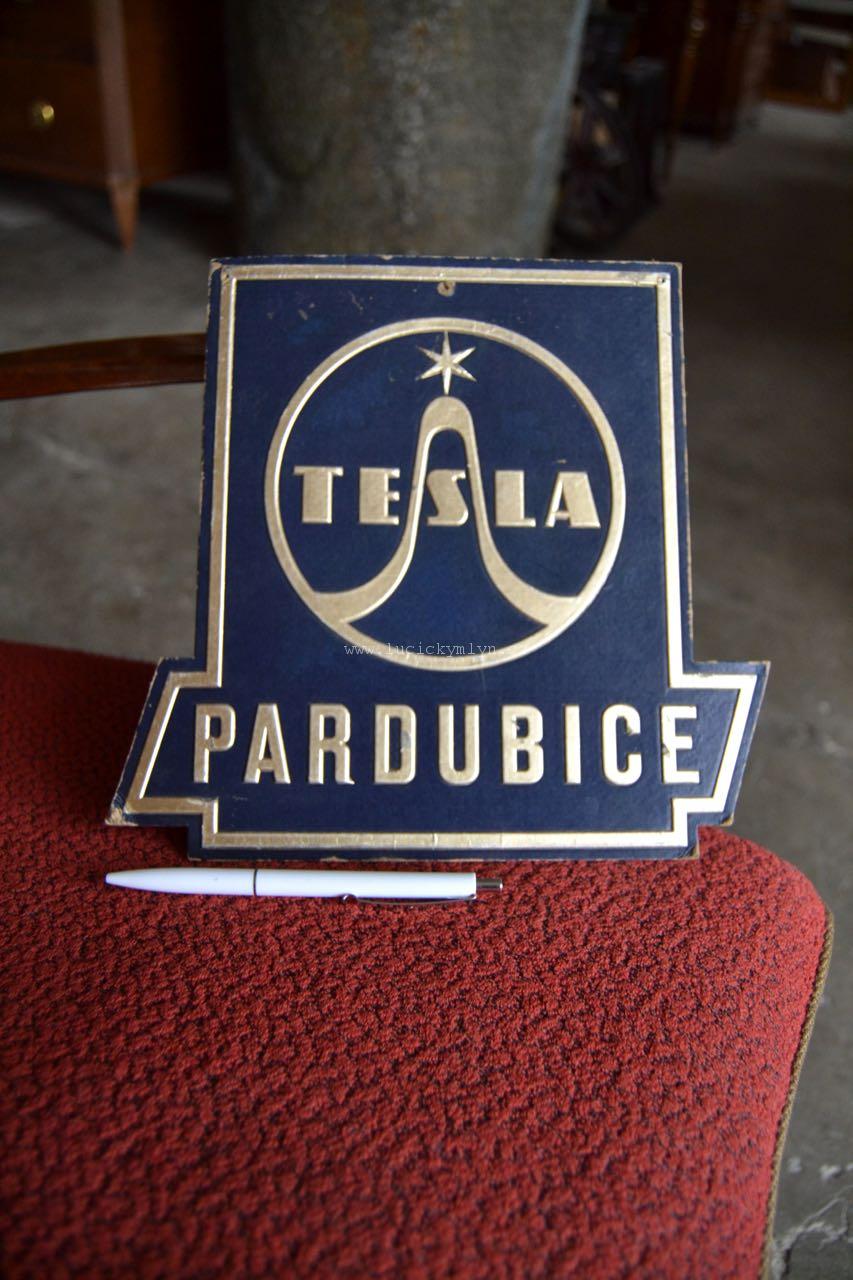 Kartonová cedule Tesla Pardubice