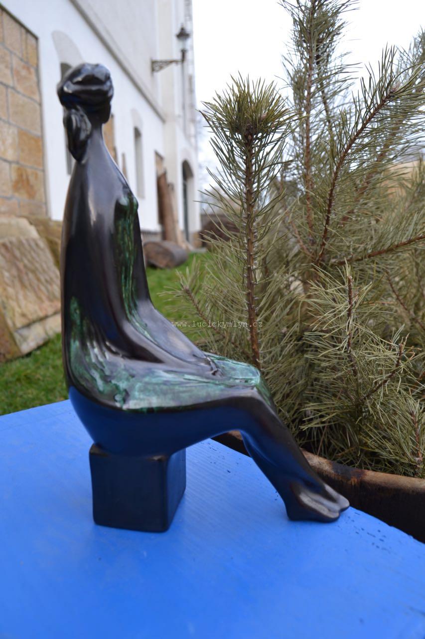 Modernistická soška - sedící žena