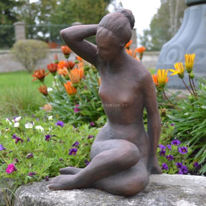 RETRO soška nahé sedící ženy