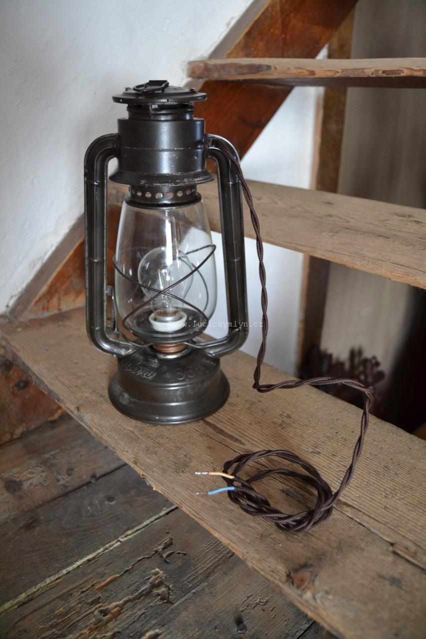 Stará lampa předělaná na elektriku