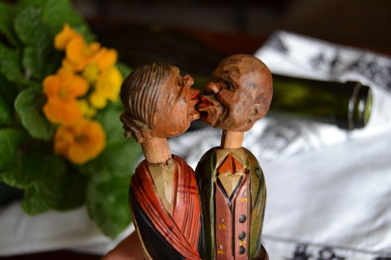 Sběratelský uzávěr lahve s miniaturní řezanou karikaturou staršího páru