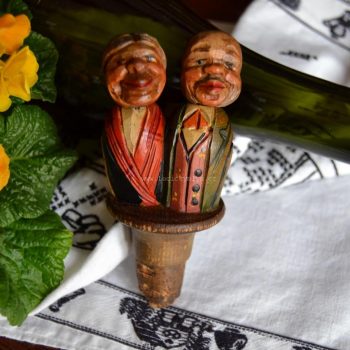 Sběratelský uzávěr lahve s miniaturní řezanou karikaturou staršího páru