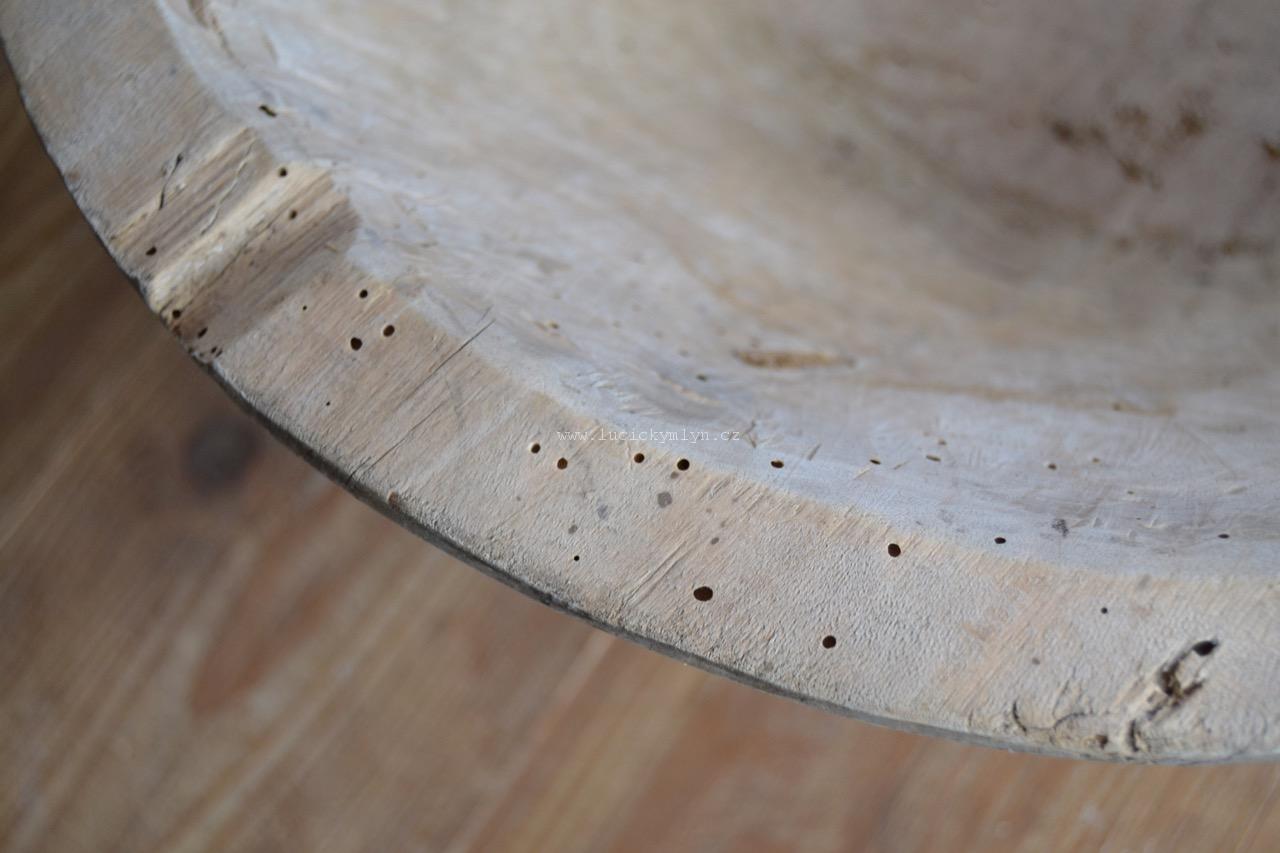 Selská dřevěná nádoba zvaná okřín