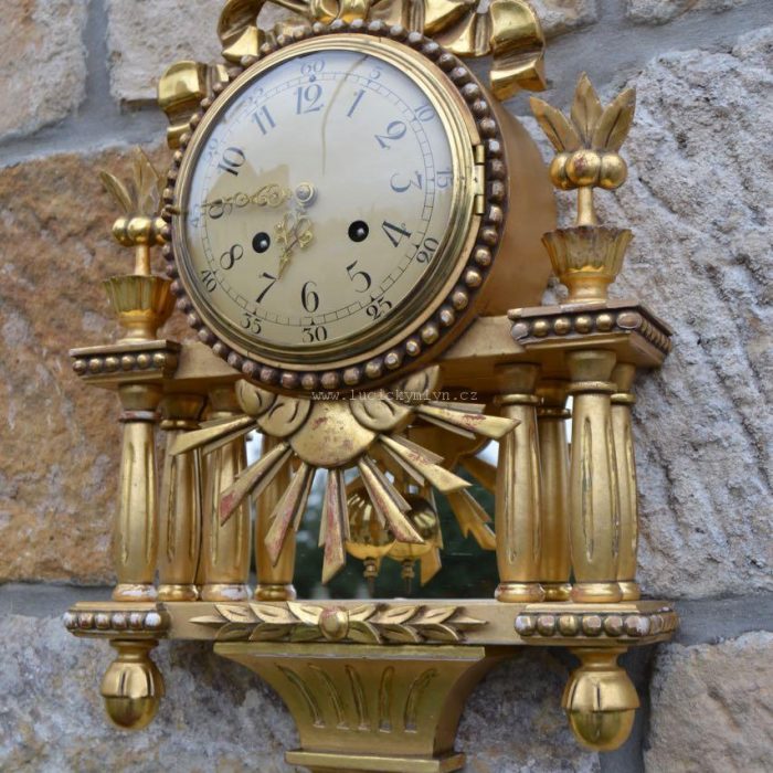 Neoklasicistní zlacené sloupkové hodiny
