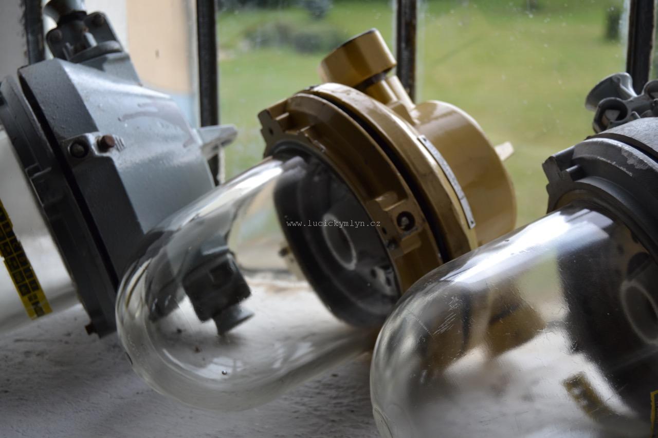 Závěsné industriální lampy 4ks ze silnovrstvého skla a kovové slitiny