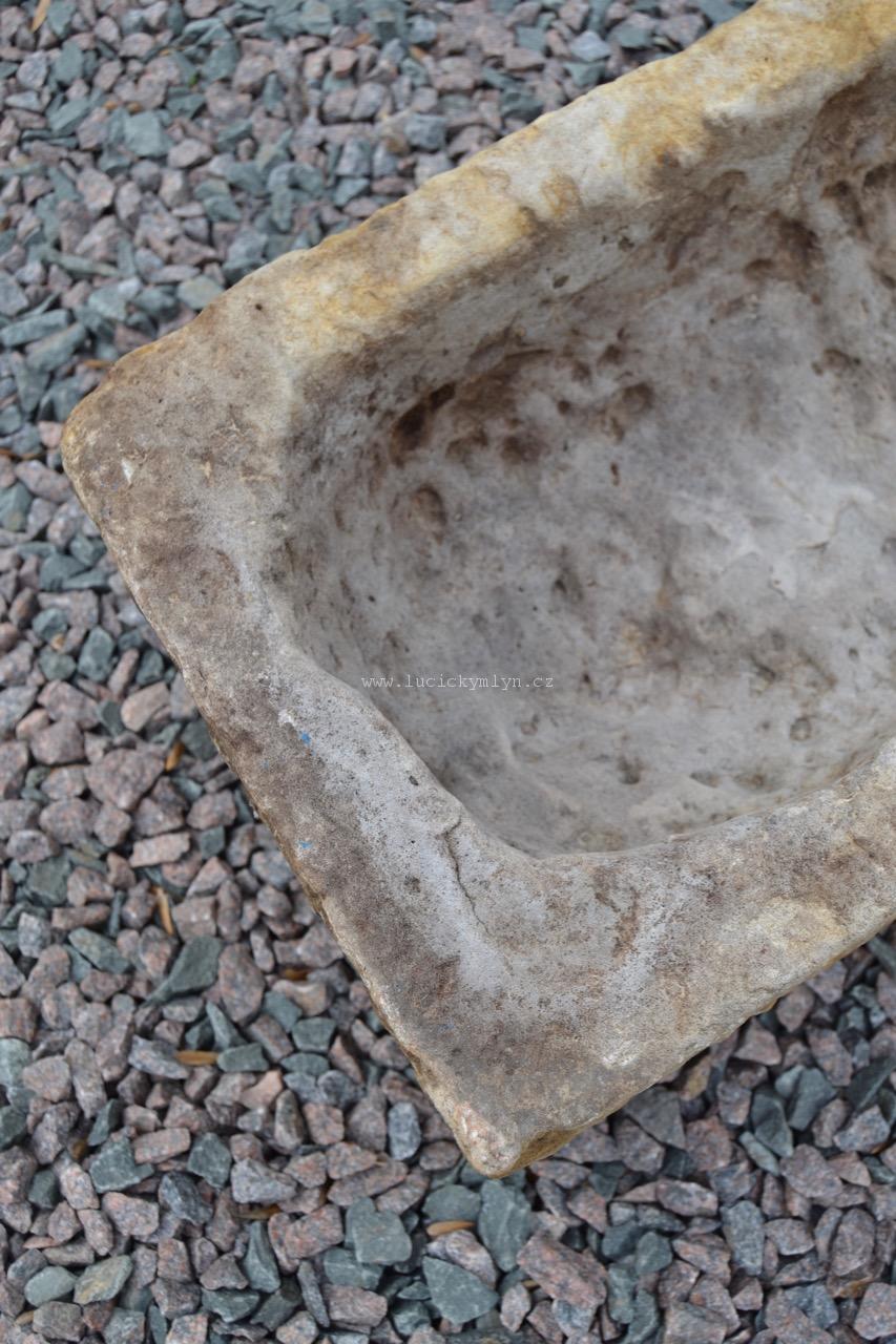 Menší koryto z masivního pískovce, 92cm