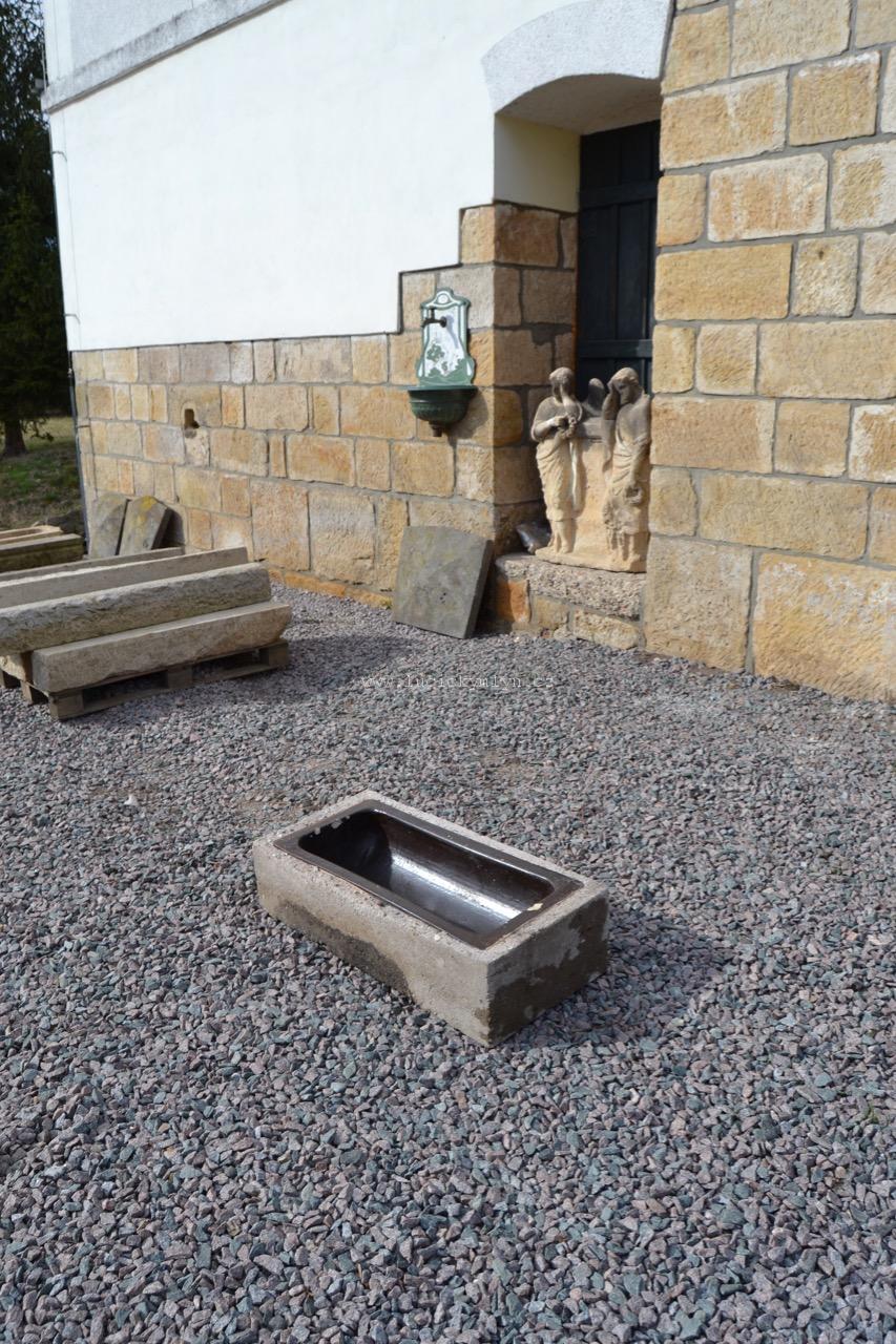 Menší betonové koryto s glazovanou kameninovou vložkou