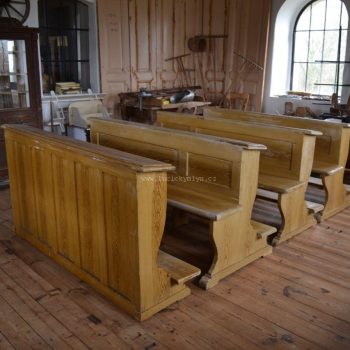 Kolekce kostelních lavic z měkkého dřeva