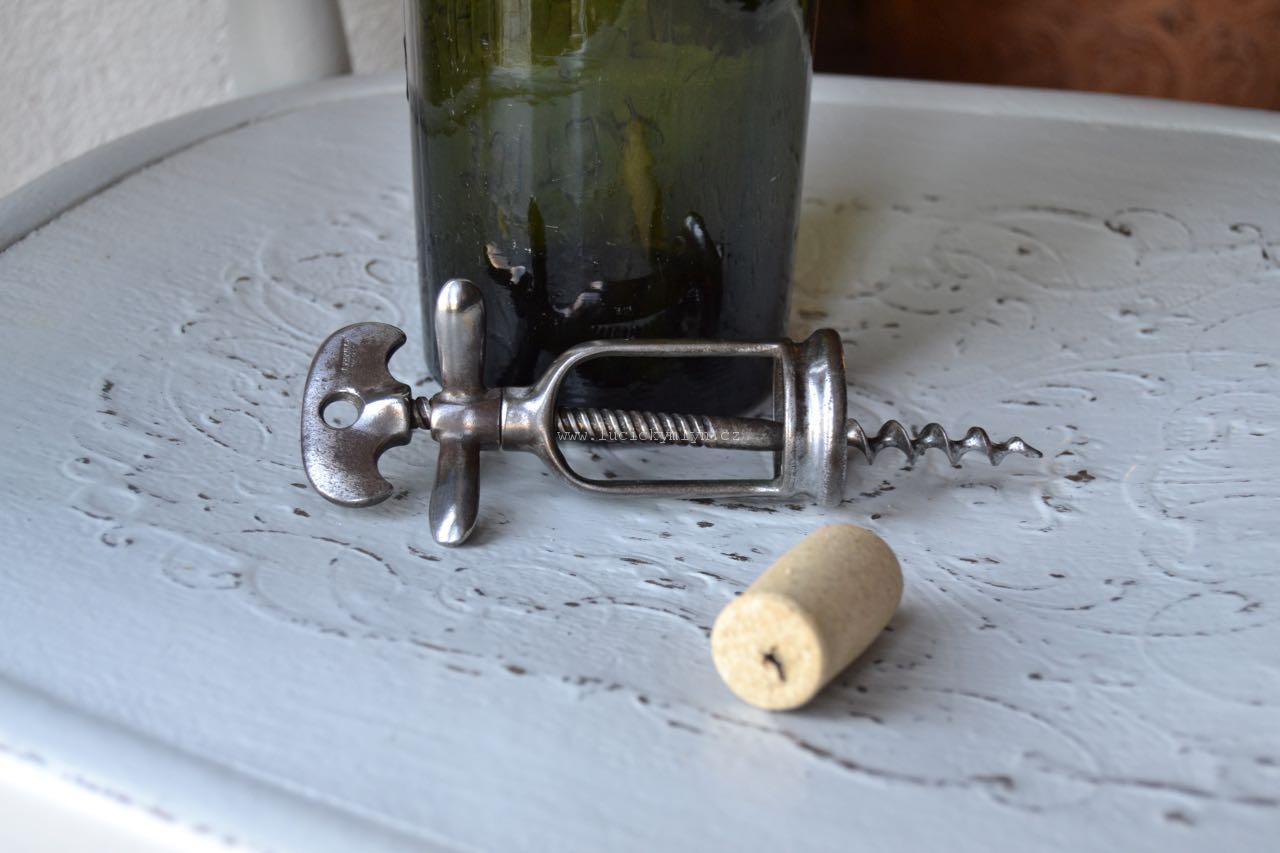 Stará sběratelská i funkční vývrtka na víno