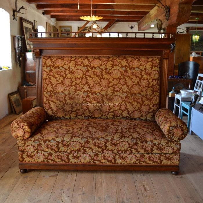 Měšťanský gauč v historizujícím stylu