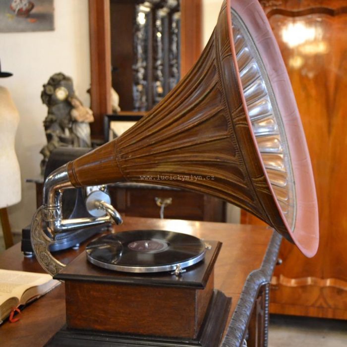 Starožitný gramofon s troubou