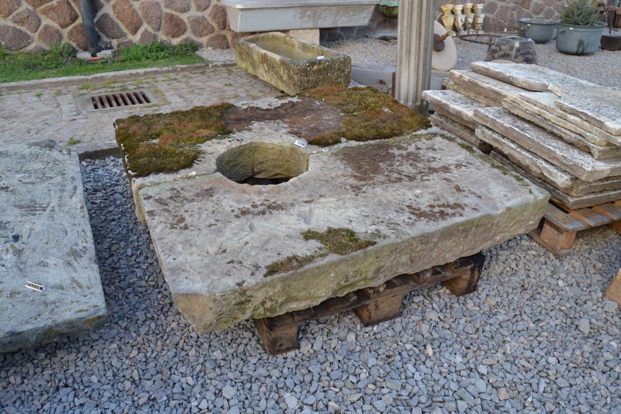 Čtvercová kamenná deska (kryt) na vyzděnou studnu