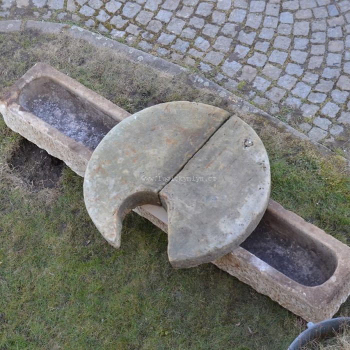 Kulatá kamenná deska (kryt) na studnu