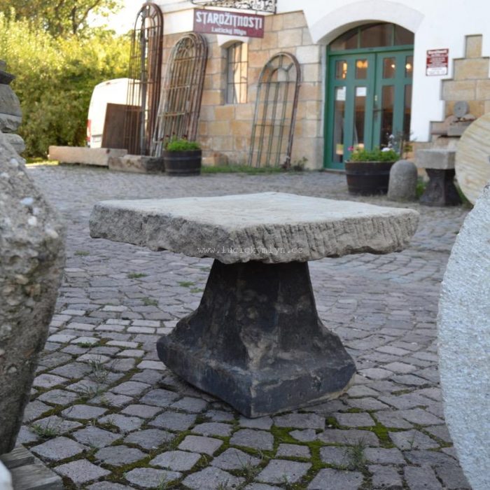 Kamenný stůl na zahradu
