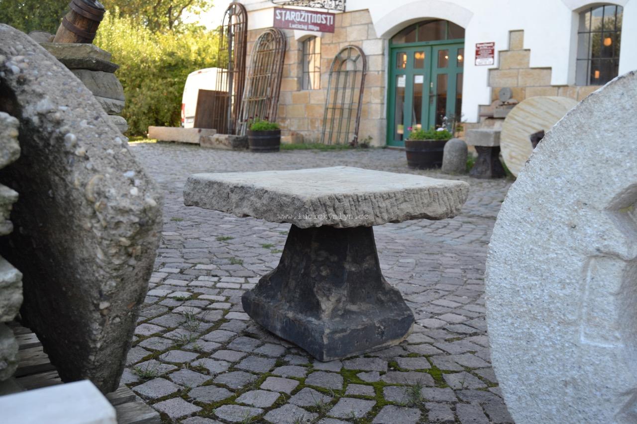 Kamenný stůl na zahradu