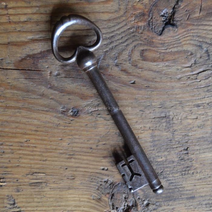 Starožitný, mírně větší dveřní klíč ze 17. stol.