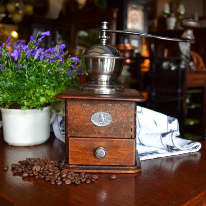 Dřevěný mlýnek na kávu