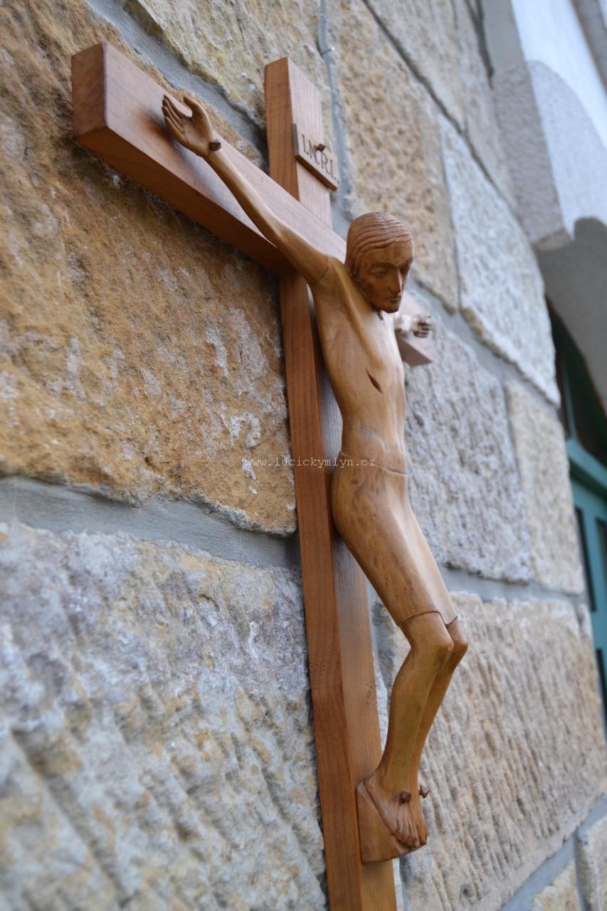 Moderněji pojatý Kristus na kříži