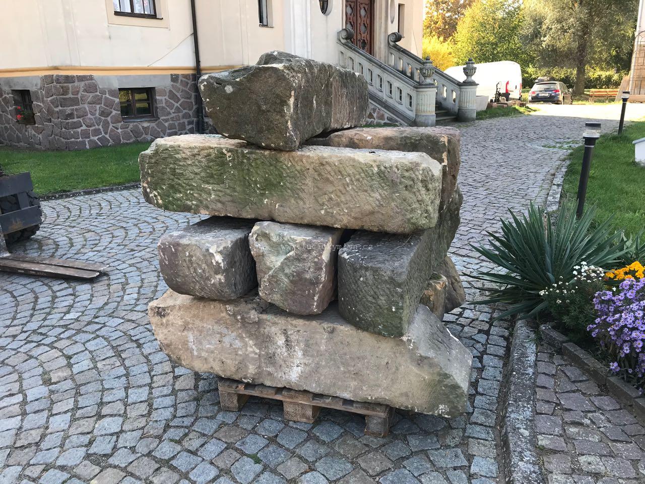 Staré kamenné patníky, větší 5 ks