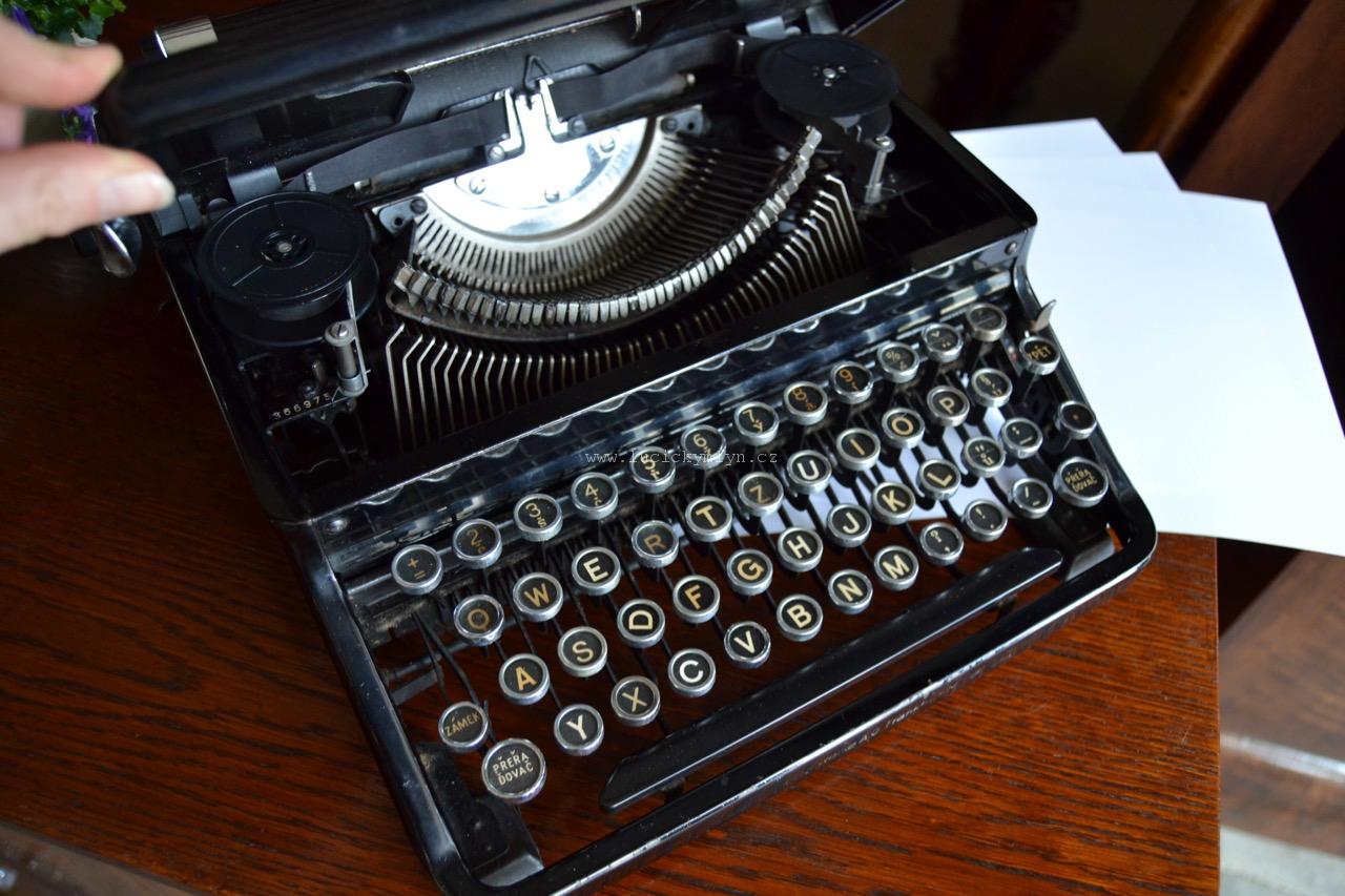 Historický psací stroj značky Torpedo
