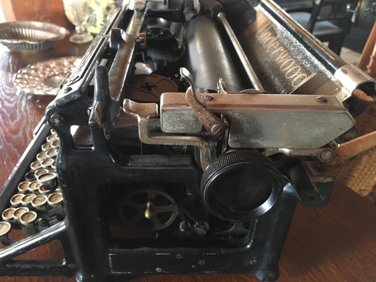 Historický psací stroj značky Underwood