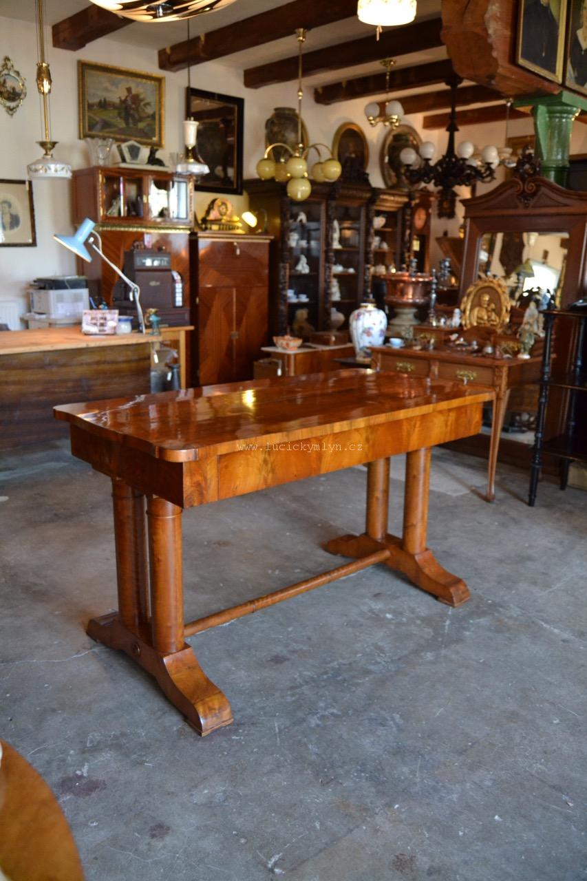 Luxusní ořechový psací stůl ve stylu biedermeier