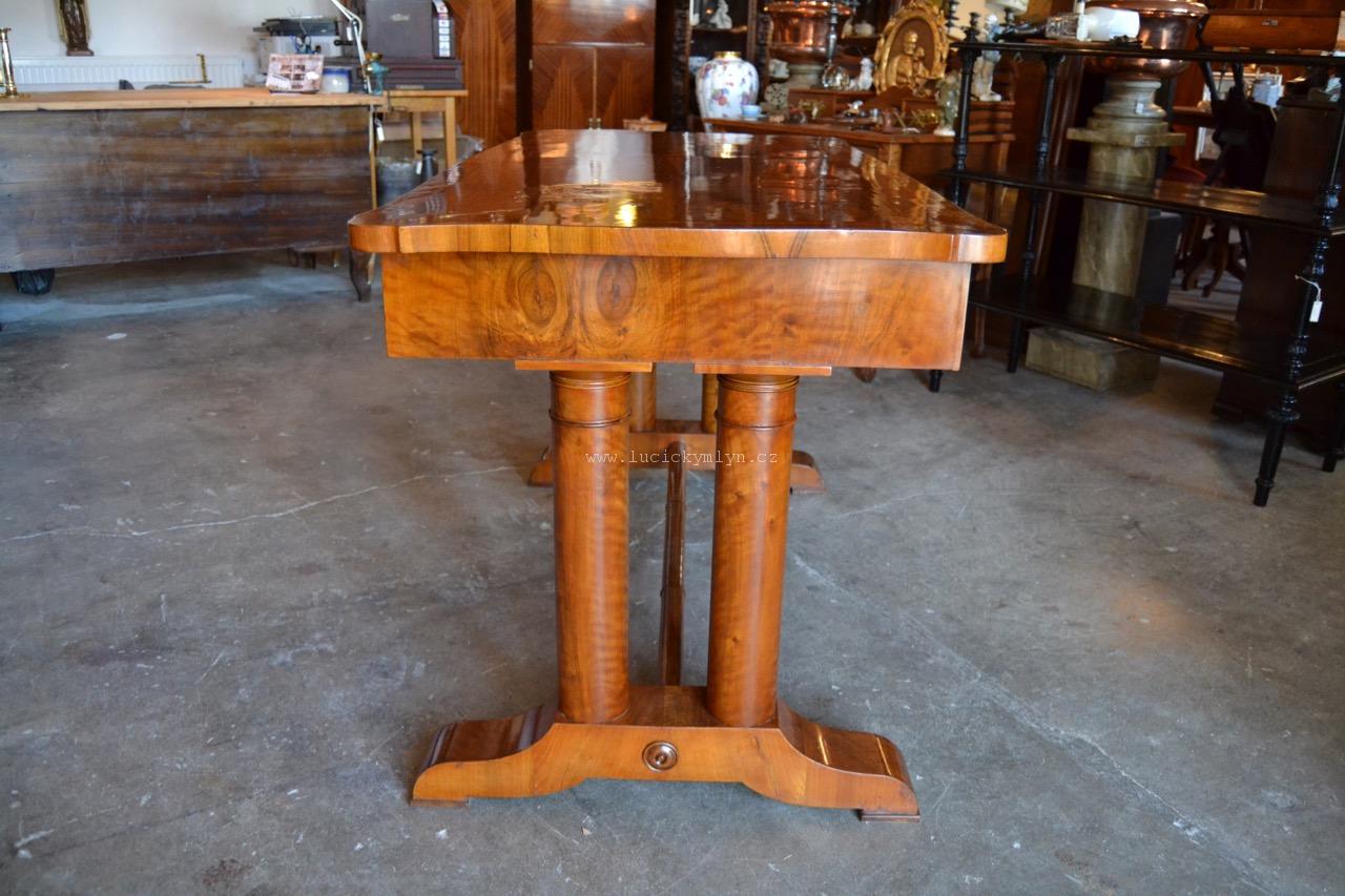 Luxusní ořechový psací stůl ve stylu biedermeier